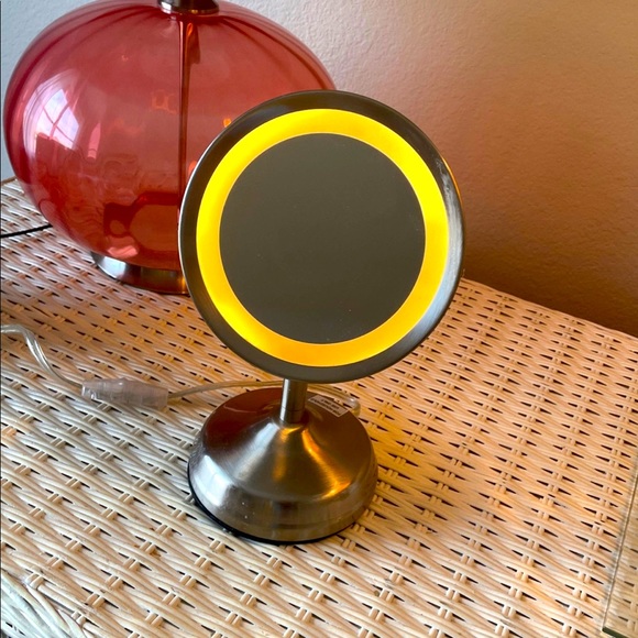 Conair lighted mirror - Picture 2 of 2